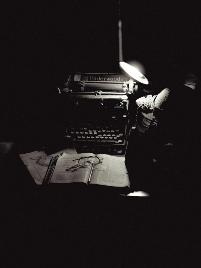 A black and white photo of an old typewriter